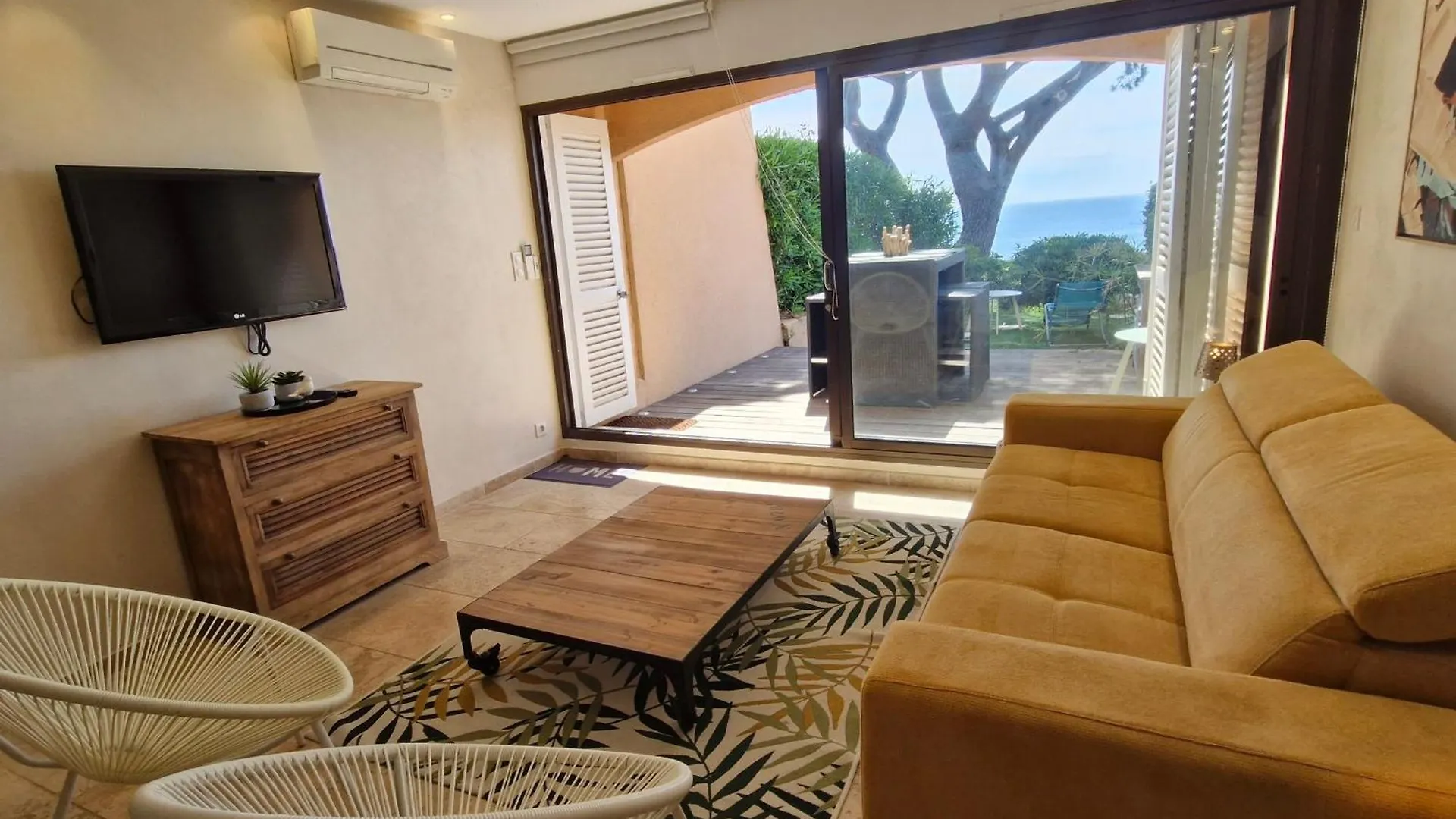 Appartement Climatise Avec Piscine, Terrasse Vue Mer Et Parking A Sainte-Maxime - Fr-1-780-38 Apartment