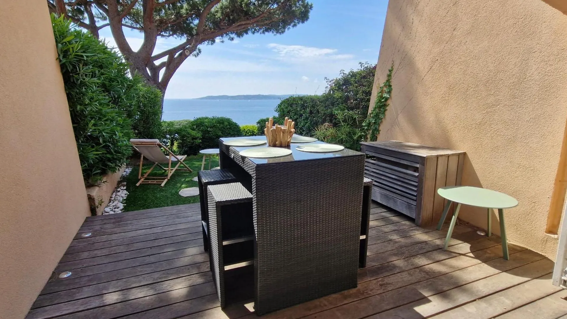 Appartement Climatise Avec Piscine, Terrasse Vue Mer Et Parking A Sainte-Maxime - Fr-1-780-38