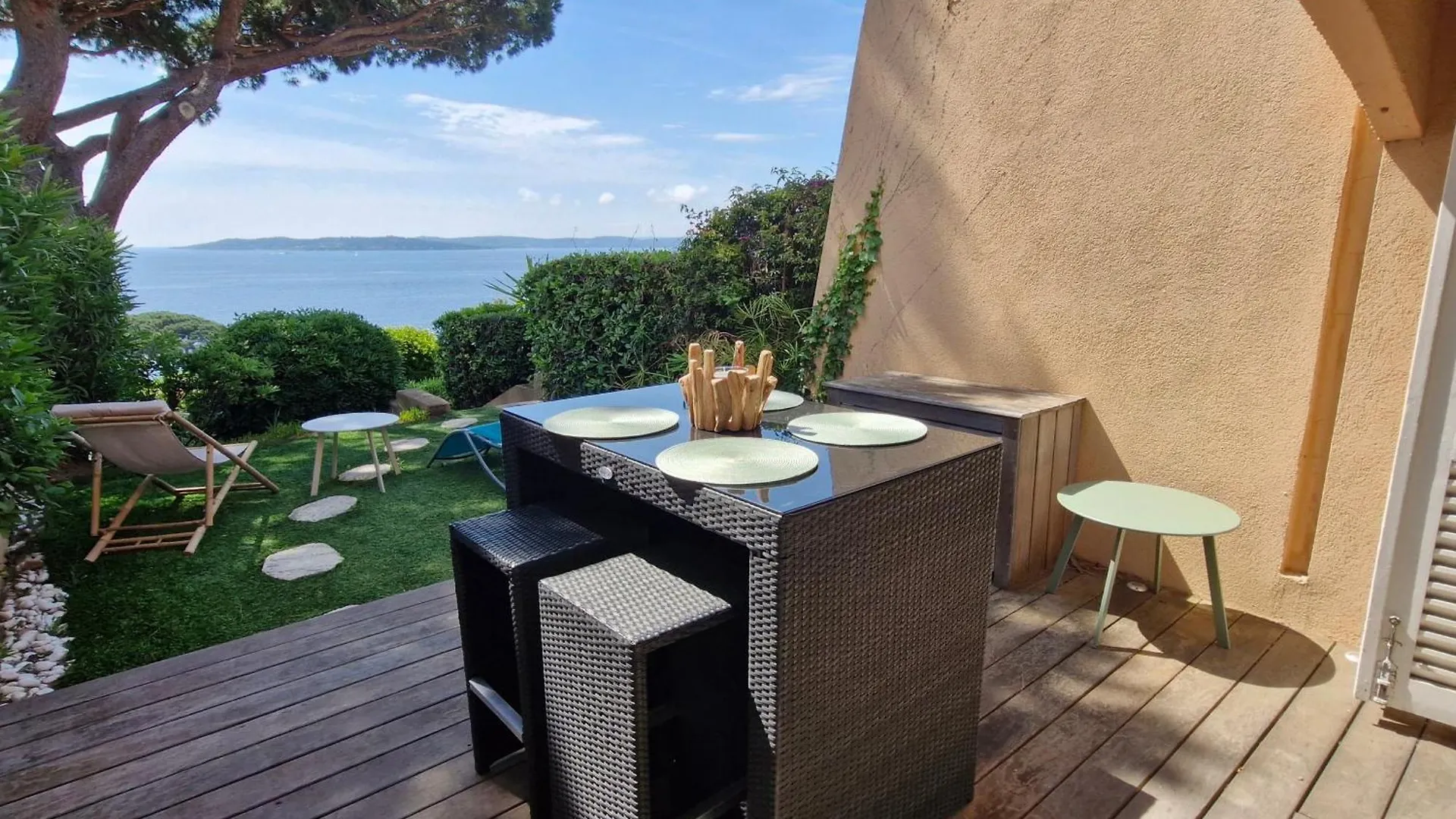 Appartement Climatise Avec Piscine, Terrasse Vue Mer Et Parking A Sainte-Maxime - Fr-1-780-38